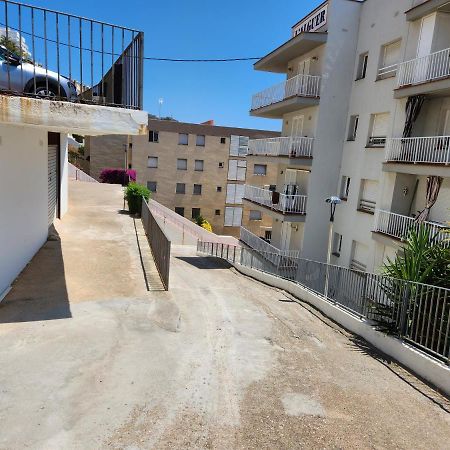 Les Pieds Dans L'Eau, La Tete Dans Les Nuages, Roses Apartment Bagian luar foto