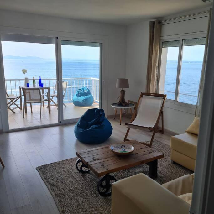 Les Pieds Dans L'Eau, La Tete Dans Les Nuages, Roses Apartment Bagian luar foto
