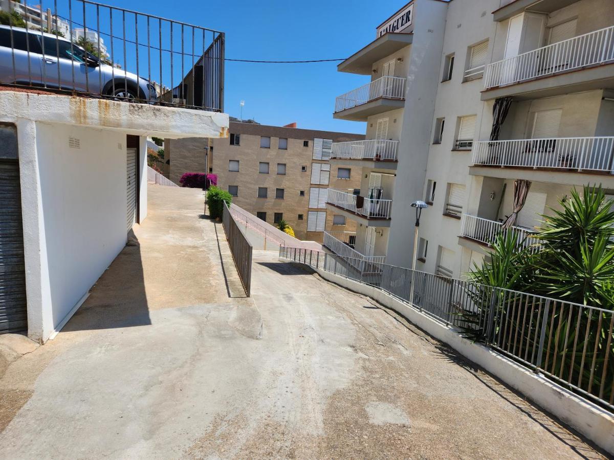 Les Pieds Dans L'Eau, La Tete Dans Les Nuages, Roses Apartment Bagian luar foto